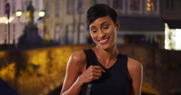 Mujer Afroamericana Bonita Con Corte Pelo Moderno Sonriendo Afuera Por — Vídeos de Stock
