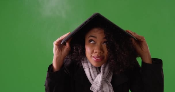 Kobieta Deszczu Pod Laptopem Używa Jako Ochrony Nad Głową Zielonym — Wideo stockowe