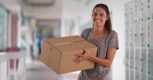 Χαρούμενη Νεαρή Γυναίκα Στο Ταχυδρομείο Πετώντας Χαρτόκουτα Στον Αέρα Μια — Αρχείο Βίντεο