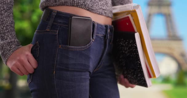 Großaufnahme Eines College Mädchens Das Bücher Mit Handy Der Tasche — Stockvideo