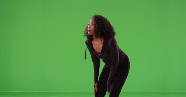 Czarna Kobieta Biegacz Rozciąganie Odpoczynek Podczas Treningu Uruchomić Zielonym Ekranie — Wideo stockowe
