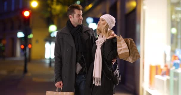 Aantrekkelijk Stel Dat Nachts Stad Winkelt Blanke Man Vrouw Met — Stockvideo