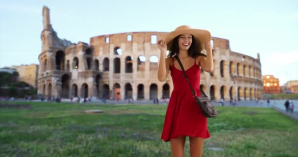 赤いサンドレスを着た100万人の女性がローマにいることに興奮した コロシアムの外で楽しんでいる幸せと魅力的な観光客 — ストック動画