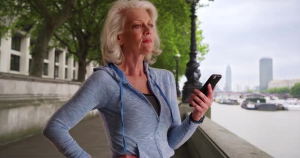 Aktivní Starší Žena Stojící Řeky Temže Londýně Píše Mobilu Šťastná — Stock video