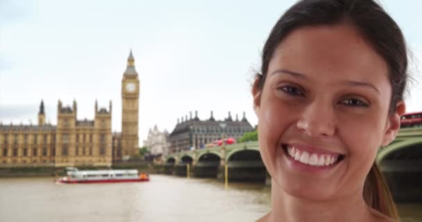 Закріпіть Портрет Красивої Туристичної Жінки Стоїть Біля Темзи Видом Біг — стокове відео