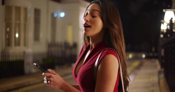Vista Lateral Jovem Mulher Latina Atraente Usando Smartphone Noite Sorrindo — Vídeo de Stock