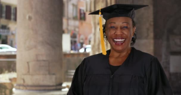 Літня Чорна Жінка Римі Випускниця Університету Старша Афроамериканська Жінка Випускному — стокове відео