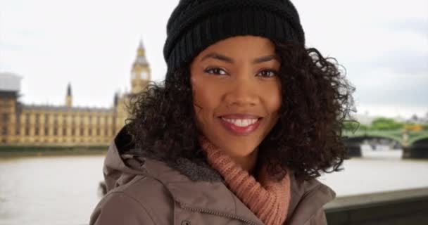 Dekat Dengan Wanita Afrika Amerika Yang Bahagia Tersenyum Depan Kamera — Stok Video