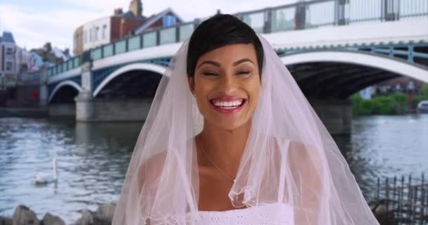 Errötende Braut Ihrem Brautkleid Glücklich Und Aufgeregt Schwarze Frau Ihrem — Stockvideo