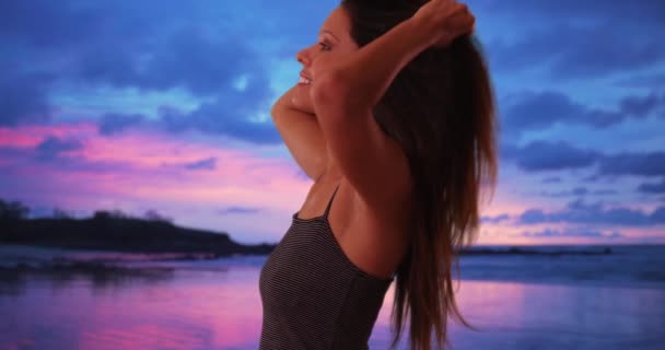 아름다운 캅카스 소녀는 바닷바람을 즐긴다 꼭대기에 무늬를 해변에서 머리를 가지고 — 비디오