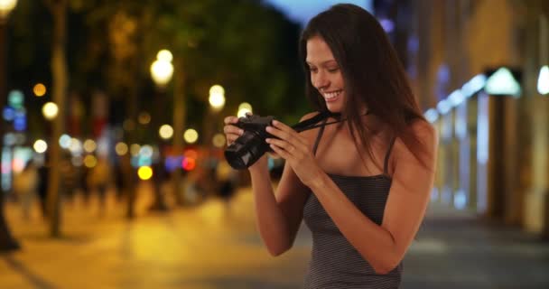 Mulher Turística Bonita Tirando Fotos Com Câmera Dslr Champs Elysees — Vídeo de Stock