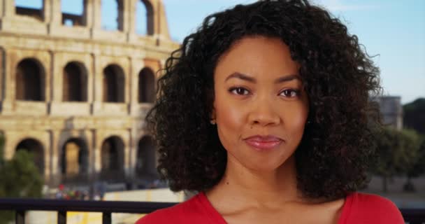 迷人的非洲女性千年看镜头附近罗马竞技场 迷人的非洲裔美国女人在意大利罗马度假时对着相机微笑 — 图库视频影像