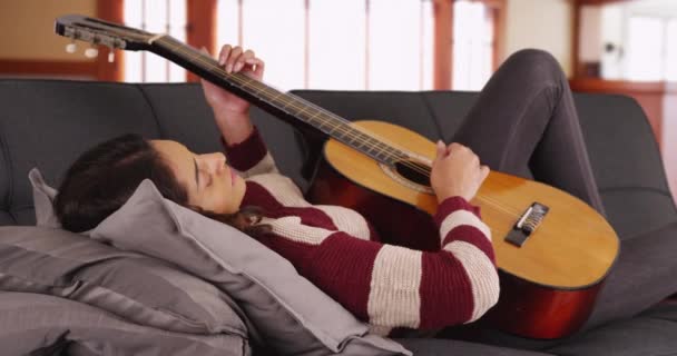 Retrato Una Linda Hembra Latina Acostada Sofá Tocando Guitarra Sonriendo — Vídeos de Stock