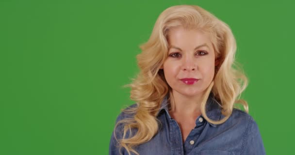 Крупный План Красивой Белой Женщины Джинсовой Рубашке Улыбающейся Камеру Зеленом — стоковое видео