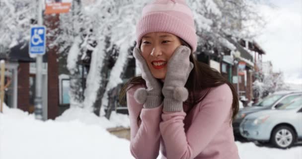 Hoş Bir Milenyum Kadını Karlı Truckee Kasabasında Otururken Kışlık Kıyafetler — Stok video