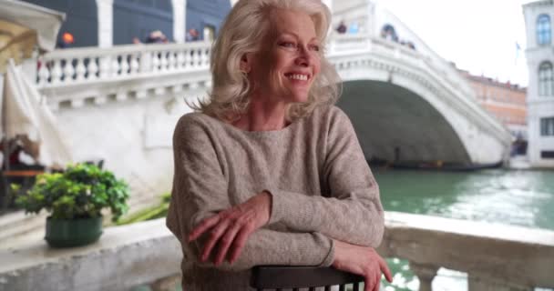 Yaşlarındaki Mutlu Gülümseyen Kadın Talya Tatilde Venedik Kanalına Bakan Bir — Stok video