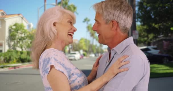Starsza Para Rozmawiająca Śmiejąca Się Razem Świeżym Powietrzu Ich Sąsiedztwie — Wideo stockowe