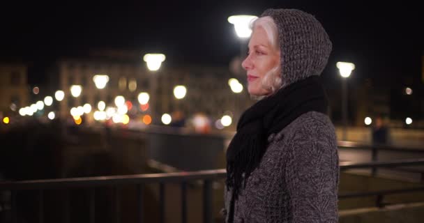 Старша Кавказька Жінка Стоїть Біля Мосту Холодної Зимової Ночі Місті — стокове відео