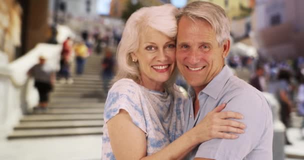 スペイン階段による肖像画のための楽しい成熟したカップルのポーズ 引退した男性と女性は屋外カメラで笑顔 — ストック動画