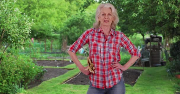 Starsza Kobieta Stojąca Rękami Biodrach Ogrodzie Warzywnym Lub Ziołowym Trzymająca — Wideo stockowe