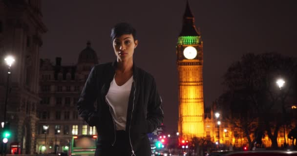 Hipster Afroamerikansk Kvinna London Street Natten Med Utsikt Över Big — Stockvideo