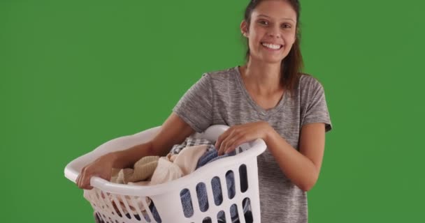 화면에 더러운 옷들이 세탁물 바구니를 즐거운 스크린 빨래를 매력적 소녀는 — 비디오