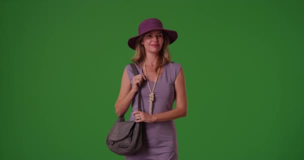 Mujer Mediana Edad Con Ropa Elegante Caminando Hacia Cámara Mirando — Vídeos de Stock