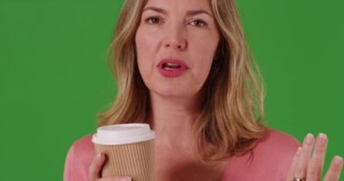 Kafkasyalı kadının yeşil ekranda kahve fincanı tutuşu. Anahtar ya da birleşik olmak üzere yeşil ekranda.