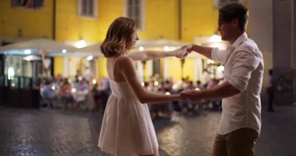 Glada Bekymmerslösa Par Dansar Gatan Italien Vit Man Och Kvinna — Stockvideo