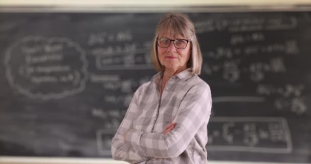 Professeur Senior Confiant Avec Les Bras Croisés Debout Devant Tableau — Video