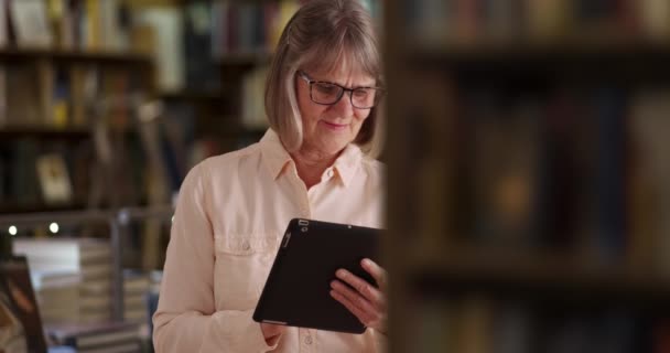 Charmante Femme Âgée Utilisant Appareil Tablette Portable Dans Cadre Bibliothèque — Video