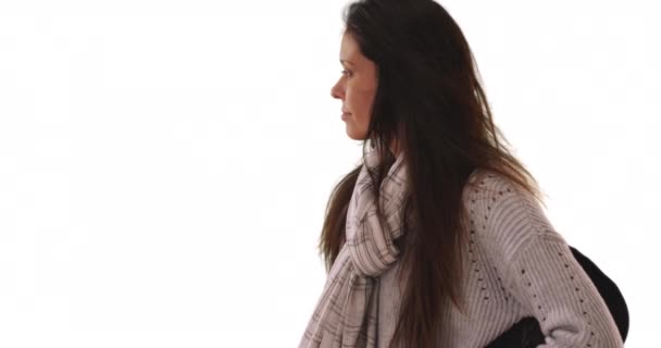 Mulher Milenar Camisola Cinza Olhando Para Longe Câmera Fundo Branco — Vídeo de Stock