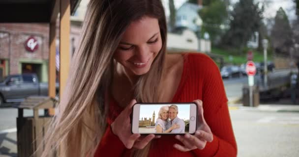 Portrait Pretty Brunette Showing Phone Video Her Joyful Mom Dad — Stock Video
