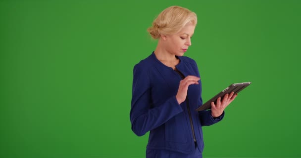 Porträt Einer Erfolgreichen Geschäftsfrau Mit Touchscreen Gerät Auf Grünem Bildschirm — Stockvideo