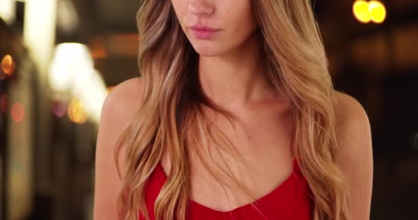Kırmızı Elbiseli Çekici Milenyum Kızı Akşam Vakti Kaldırımda Dikilirken Gece — Stok video