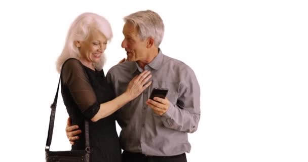 Kıdemli Çift Iyi Vakit Geçiriyor Beyaz Arka Planda Akıllı Telefon — Stok video