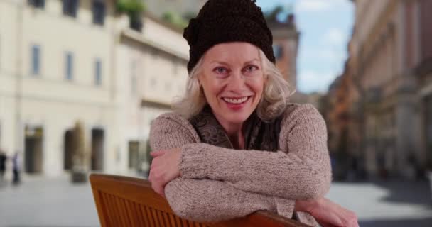 Šťastná Běloška Padesáti Sedí Lavičce Náměstí Usmívá Kamery Žena Důchodu — Stock video