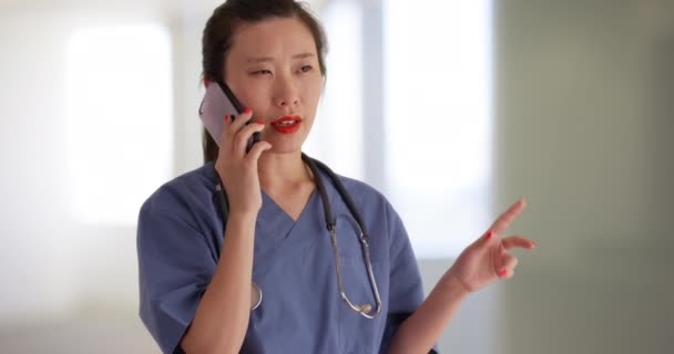 Enfermeira Milenar Ocupada Falar Telemóvel Dentro Corredor Vazio Médica Trabalhando — Vídeo de Stock