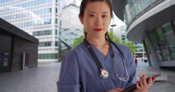 Lächelnde Krankenschwester Mit Tragbarem Tablet Und Blick Die Kamera Außerhalb — Stockvideo