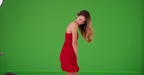 Gadis Milenial Cantik Dengan Gaun Merah Menari Layar Hijau Pada — Stok Video