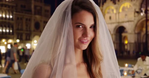 Close Portret Van Blozende Bruid Venetië Prachtige Bruid Traditionele Sluier — Stockvideo