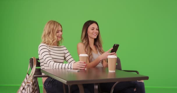 Δύο Ελκυστικές Γυναίκες Που Κάθονται Στο Τραπέζι Και Βγάζουν Selfie — Αρχείο Βίντεο