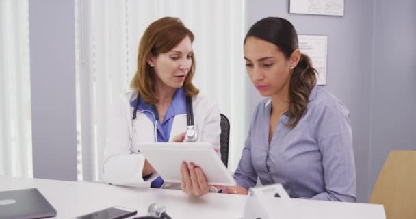 아름다운 라시나 환자가 의사의 진찰을 모습을 휴대용 태블릿에서 수있다 환자와 — 비디오
