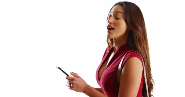 Lachende Latina Vrouw Rode Jurk Rondkijkend Berichtend Mobiele Telefoon Studio — Stockvideo