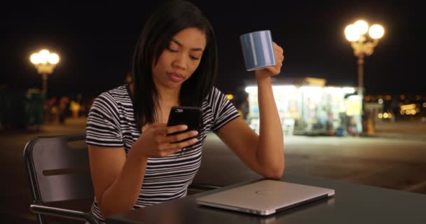 Mujer Negra Feliz Con Portátil Café Por Noche Usando Teléfono — Vídeos de Stock