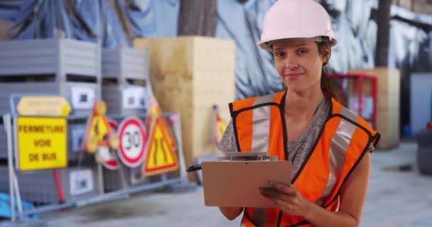 Trabalhadora Construção Feminina Chapéu Duro Colete Segurança Sorrindo Para Câmera — Vídeo de Stock