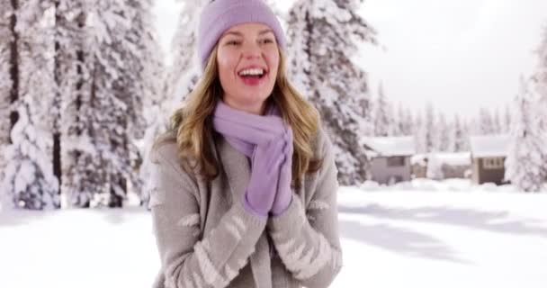 Běloška Středního Věku Užívá Sníh Chatě Letovisku Radostná Žena Směje — Stock video