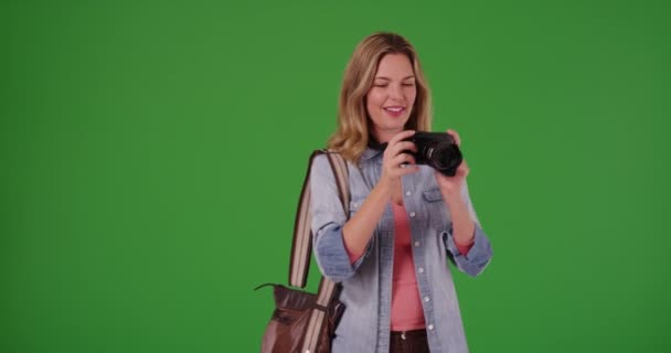 Alegre Turista Femenina Tomando Fotos Con Cámara Pantalla Verde Pantalla — Vídeos de Stock