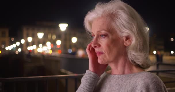 Geceleri Şehirde Başı Ağrıyan Üzgün Yaşlı Bayanı Kapatın Akşamları Stresle — Stok video