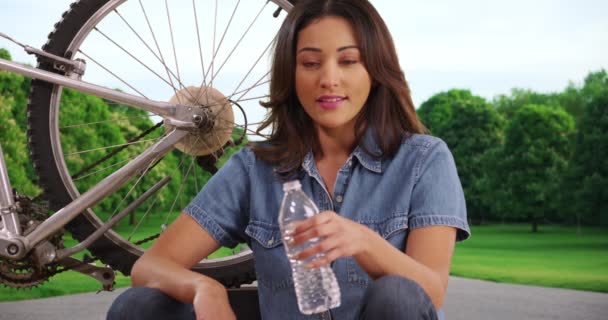 Портрет Латини Відпочиває Велосипедом Вулиці Здорова Посмішка Молодій Жінці Парку — стокове відео